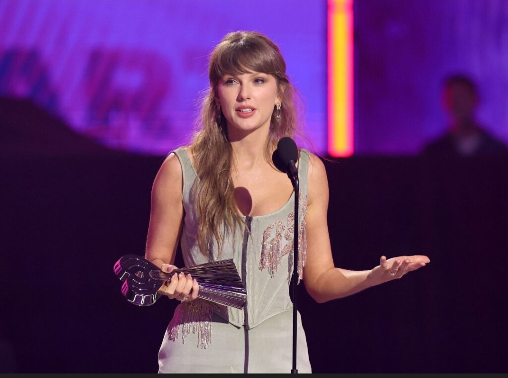 تايلور سويفت وصفقة بيع أسهم Spotify: لما نجمة واحدة تغيّر قواعد اللعبة لآلاف الفنانين