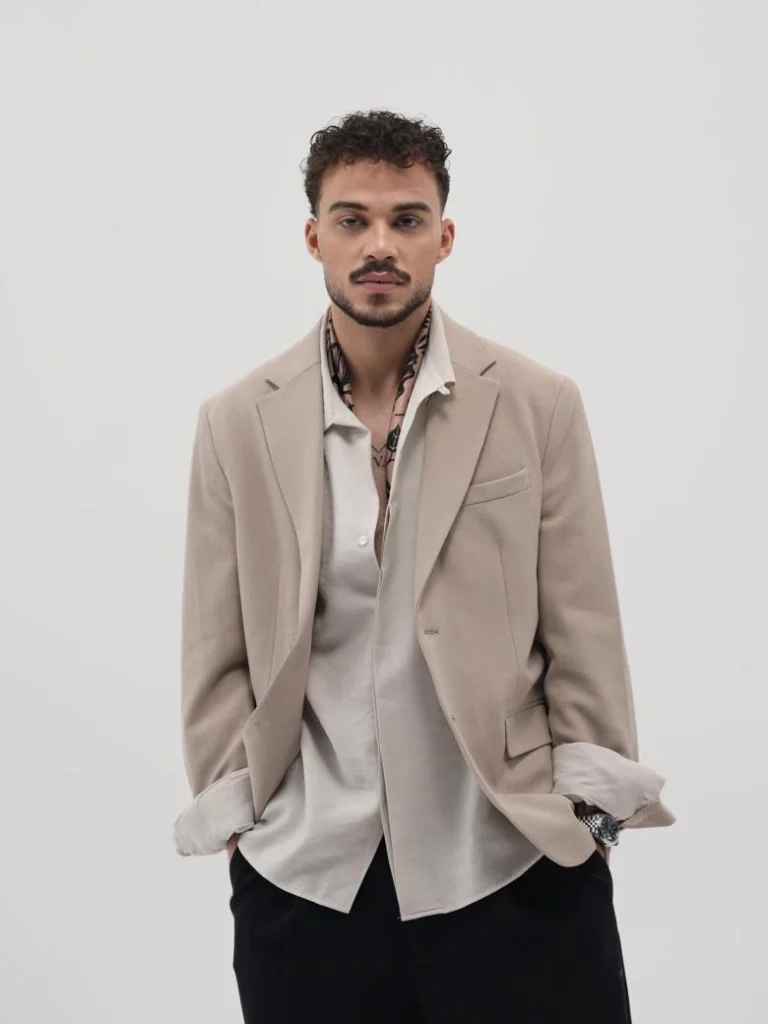 والده تبرأ منه والسلطه الاردنيه تلاحقه … تصريحات الفنان سيلاوي عن الدين الاسلامي تهدد بسجنه