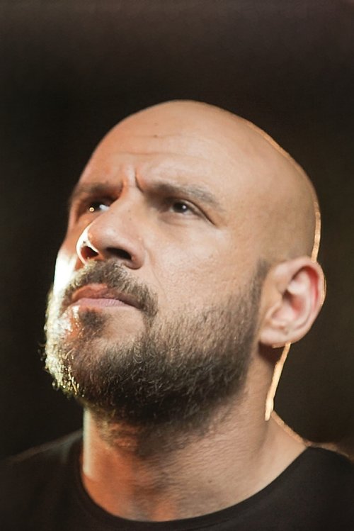 بعيدا عن المزاريطه المنصات الالكترونيه تعيد احمد مكى في ثوب جديد في خطوة أثارت حماس جمهوره العريض..