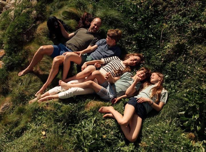 “من صورة عائلية إلى أسرار القصر… أزمات عائلة الأمير ويليام في واجهة الضوء””15 عامًا من الحب في وجه العواصف… حكاية كيت ميدلتون والأمير ويليام داخل العائلة الملكية