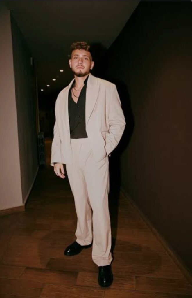 الشامي أصغر حكم  على كرسي التحكيم