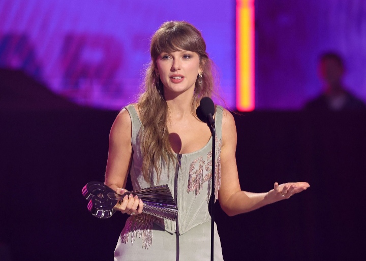 تايلور سويفت تتخذ إجراءً قانونيًا لحماية صوتها وصورتها من تقنيات الذكاء الاصطناعي