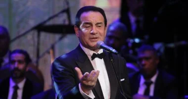نجل محمد ثروت يطلب الدعاء.. والده داخل غرفة العمليات دلوقتي