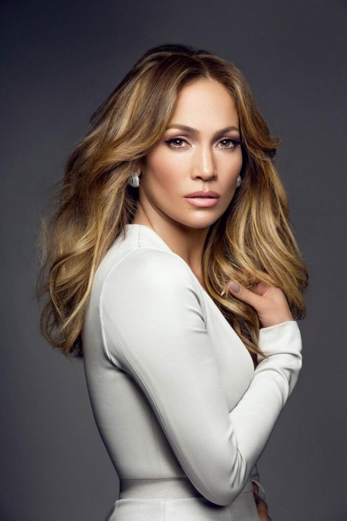 جينيفر لوبيز Jennifer Lopez بليفل جديد خالص.. الـ Boss لما تحب بتلغي كل القواعد!