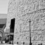 الجدار الخارجي لمكتبة الإسكندرية ونقوشه المعمارية