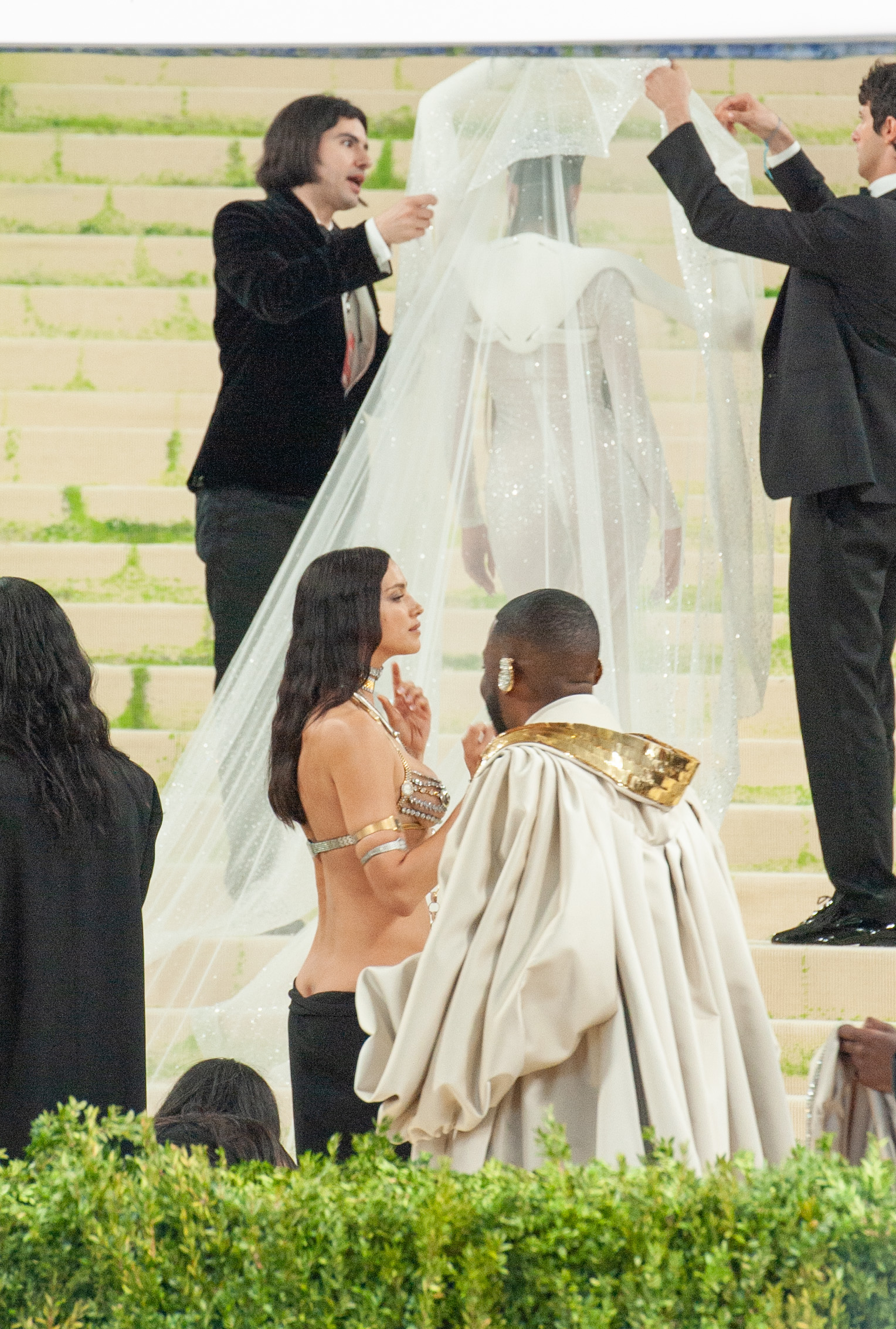 ليسا وإيرينا شايك وجون إيمه في حفل Met Gala 2026