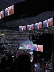 تايلور سويفت على المسرح خلال Eras Tour عام 2023، صورة أرشيفية