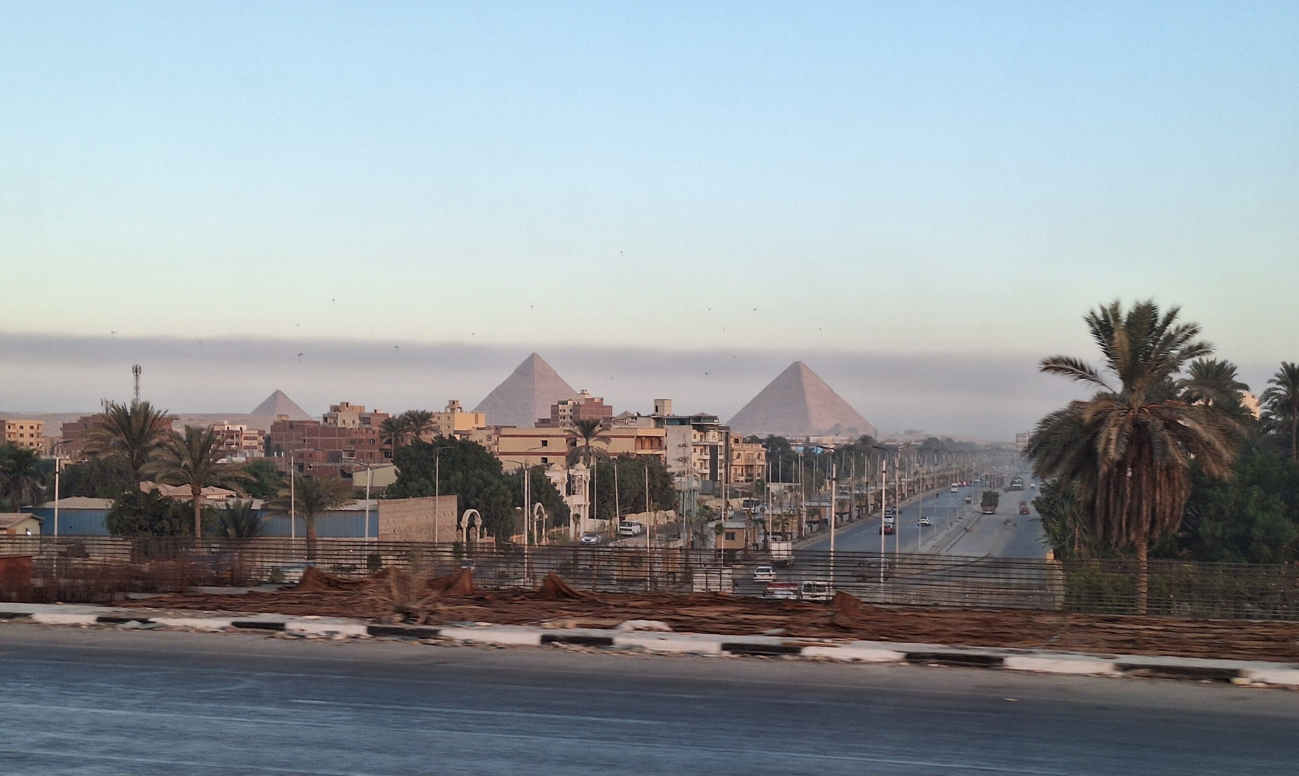 أهرامات الجيزة الثلاثة فوق أفق المدينة، موقع الحفل المرتقب لشاكيرا